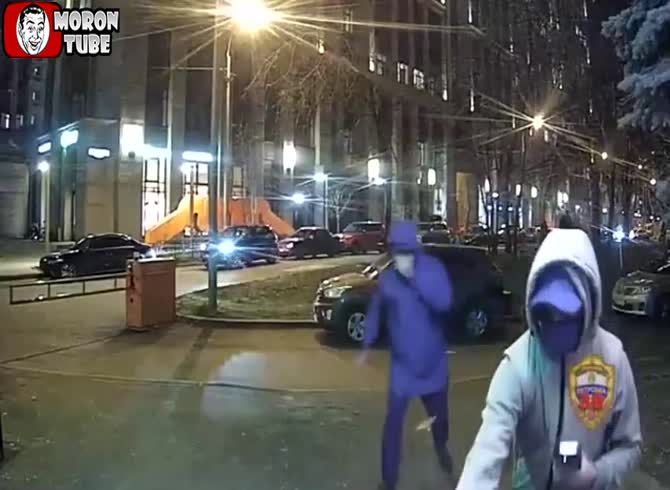 Video :A Muscovite is attacked by two migrants who want to take his phone (public alerted)